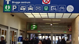 街並みとは違い近代ビル駅