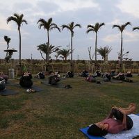 先生を招いて早朝ヨガを楽しみました