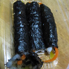 持ち帰りにしてもらった4本200円でも具材はぎっしりおいしい