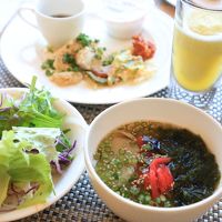 ビュッフェスタイルの朝食にはもちろんソーキソバもあり大満足