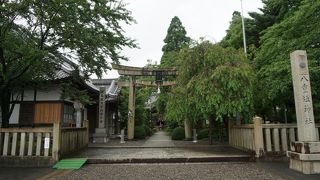 鳥居の脇に「後光厳天皇」の文字