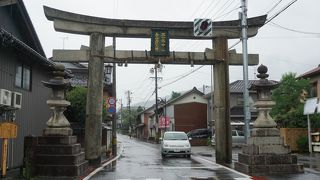 市街に南宮大社の大きな鳥居