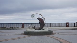 イルカのモニュメントがシンボル