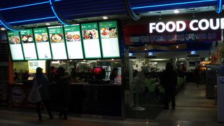 ちょっと寂しい感じのするフードコート！