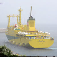 強くなった雨の中、橘丸が底土港より出航