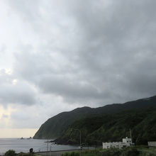 日の出の後、雨雲が