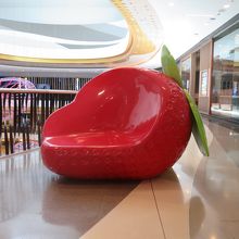 いちごのベンチ、お茶目です