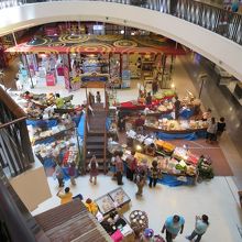 地下にある大きなスーパーの前ではタイ伝統菓子のイベント中