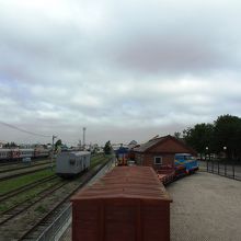 駅と隣接する鉄道車両展示場