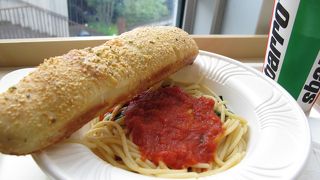 アウトドアショップやフードコート有り。