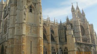 ゴシック様式の大きな教会です。