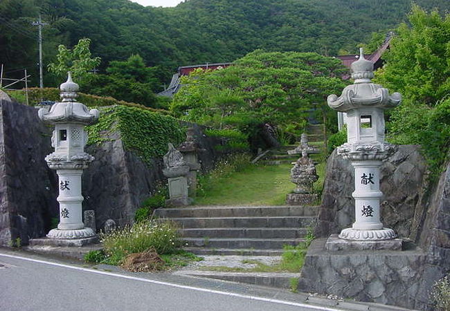 自然に囲まれたお寺です