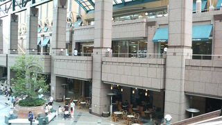 ビル前の休憩スペースや無料展望スペースなど色々楽しめます