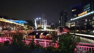 川沿いでネオンとお食事を楽しむ