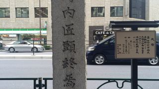 新しく綺麗な石碑