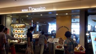 飛行機を眺めながらのランチ