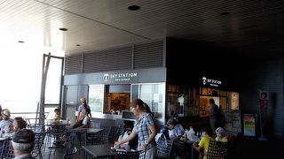 飛行機を眺めながら