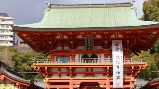 三宮(神戸市営)駅からすぐ行ける。神戸の大きい神社。