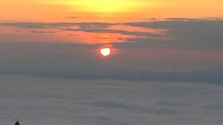 雲海からのぼる朝日に感動！