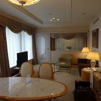 玄関から部屋に入り左手のライティングデスクを背に全景