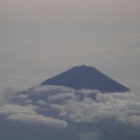 帰りの飛行機で幸運にも霊峰富士山頂が望めた