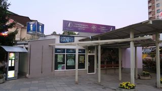 マルノ・ポレ公園の北側にあります。