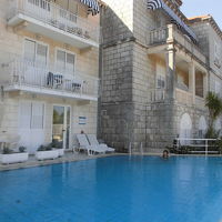 ホテルのプールはこんな感じです。