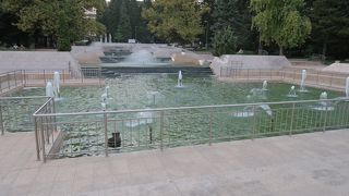 地元の方が憩っている美しい公園