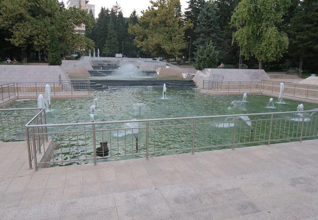 地元の方が憩っている美しい公園