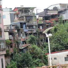 街の裏は怖いほど老朽化してました。