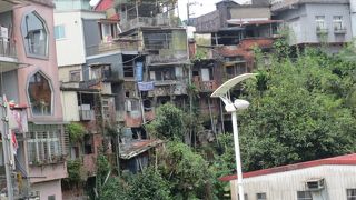 線路沿いは懐かしさを感じる町並みでしたが、裏は怖いほど老朽化した光景でした。