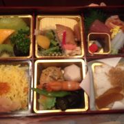 南座で歌舞伎の合間に花萬のお弁当