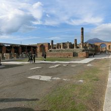 右後ろにヴェスーヴィオ火山