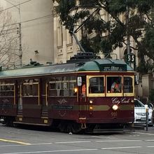 35系統、このあずき色のトラムです