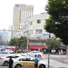 駅には日本語の案内もあるので出口は間違えず行けます。