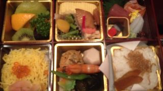 南座で歌舞伎の合間に花萬のお弁当