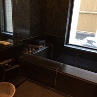 浴室からも部屋からも一坪枯山水を楽しめます。