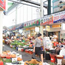 店はごちゃごちゃしているけど、人は少ない