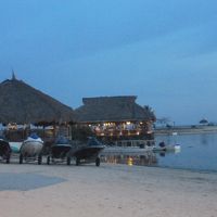 ビーチの横にある、バーとシーフードレストラン