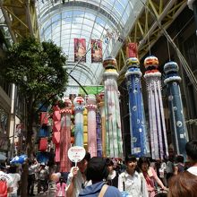 様々なデザインの「吹き流し」見事である。