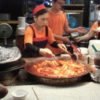 近所を散策していたら、市場？屋台街？　トッポギおいしかった。