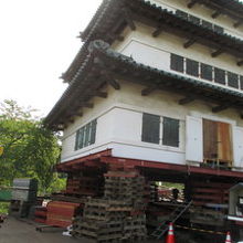 現在ジャッキアップして曳屋（ひきや）工事の真っ最中