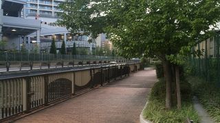 川沿いの静かな場所