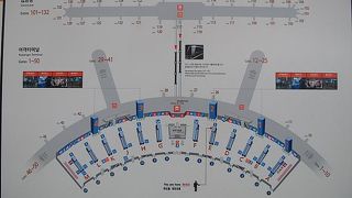 スターアライアンスの搭乗券（アシアナ以外）は、連絡列車で第二ターミナルへ移動してから。