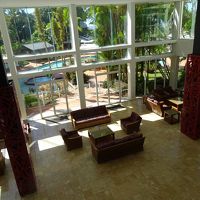 吹き抜けのロビー