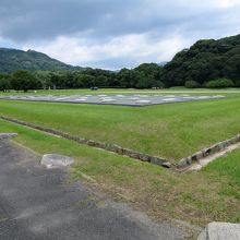 かつての伽藍の礎石が保存・整備されています