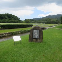 正面右手には小野老（おののおゆ）の歌碑