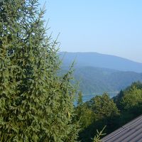 上の階の端からかろうじて湖が見える