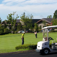 フロント横にゴルフ場
