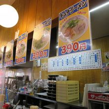 外観同様、店内もチープですが、それで良いのです